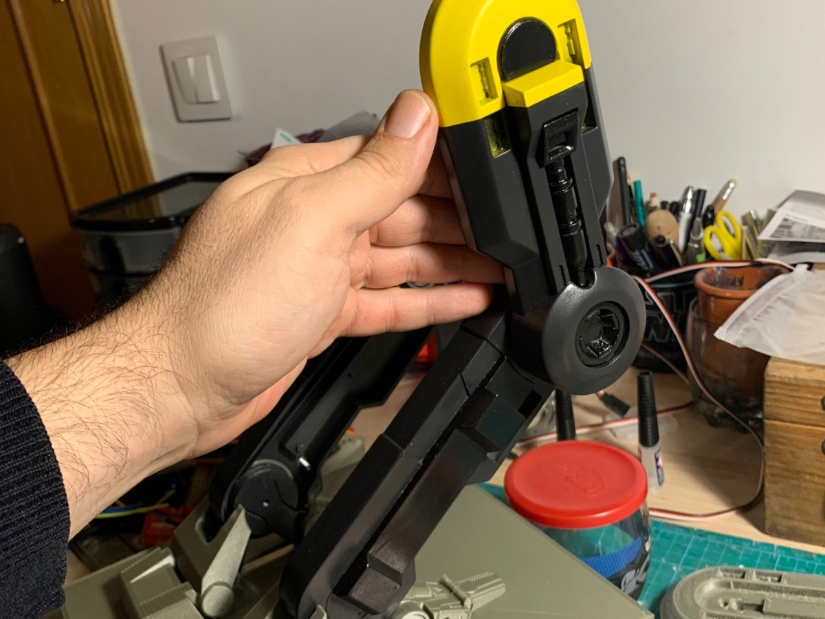 Construyendo BD-1 – (4) Parte superior de las&nbsp;patas.