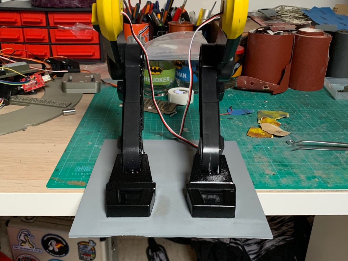 Construyendo BD-1 – (5) Terminando patas y&nbsp;base.