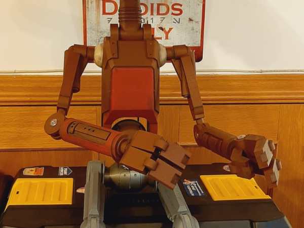 Construyendo Pit Droid (4) – Comenzando la&nbsp;pintura